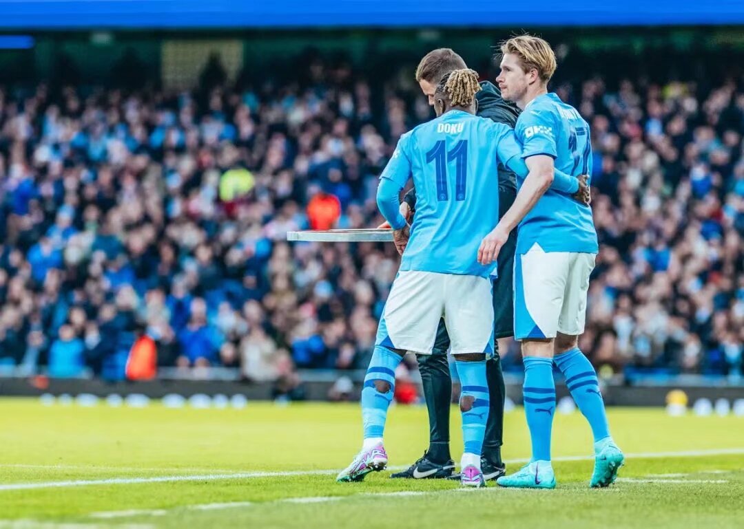 国产奇幻游戏《夜莺归笼》新演示 美艳女主爬梯子